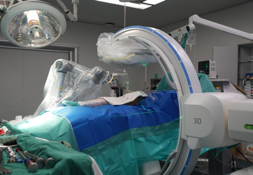 手術中的三維C臂與骨科手術機器人 手術中的三維C臂與骨科手術機器人