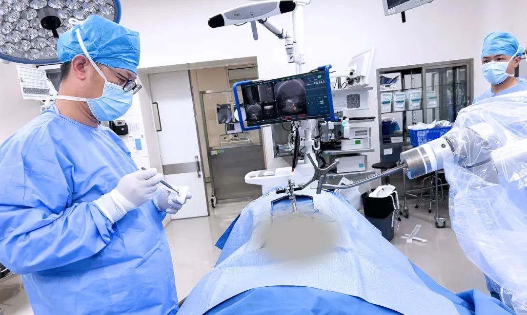 醫(yī)生使用國(guó)產(chǎn)機(jī)器人輔助骨科手術(shù)